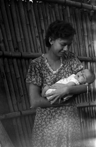 Indonesische vrouw houdt baby vast, Bestanddeelnr 6411