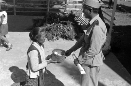 Indonesische vrouw bij het gebouw van de Distributie onderdistr. Getasan Kopeng…, Bestanddeelnr 1023