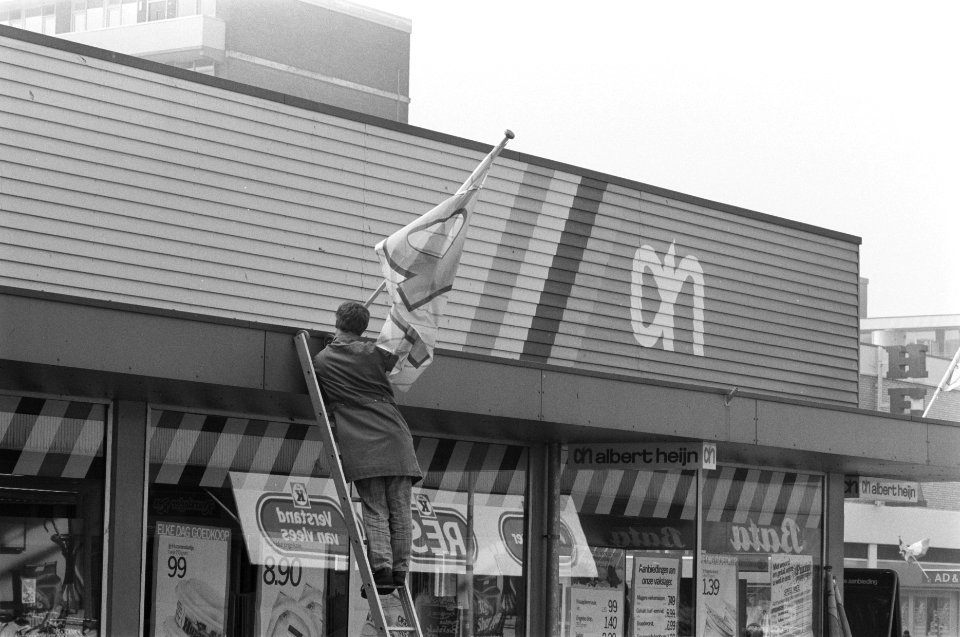 In verband met dood G. J. Heijn worden vlaggen van filiaal in Amsterdam Osdorp v, Bestanddeelnr 934-2247