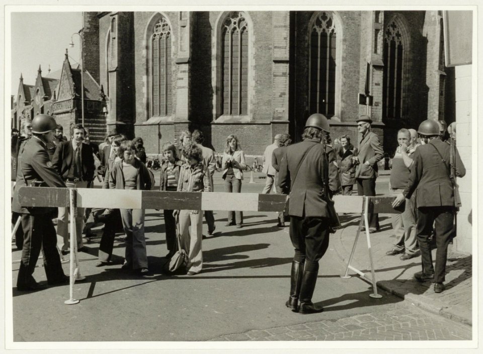 In verband met de rechtzaak tegen de Palestijnse vliegtuigkapers werd de omgeving van de rechtbank afgesloten. Hier militairen bij de Lange Begijnestraat. NL-HlmNHA 54003430