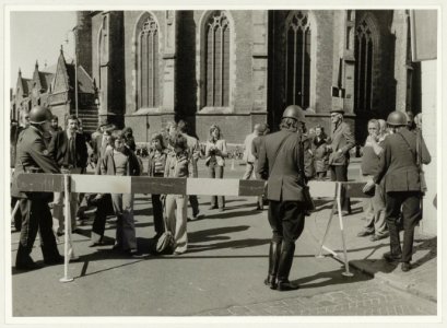 In verband met de rechtzaak tegen de Palestijnse vliegtuigkapers werd de omgeving van de rechtbank afgesloten. Hier militairen bij de Lange Begijnestraat. NL-HlmNHA 54003430