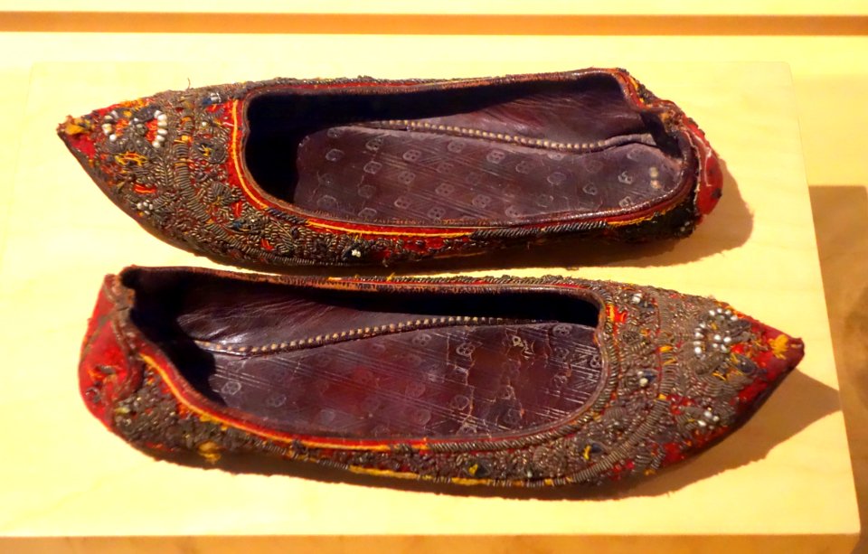 Indian jooties decorated with seed pearls and gold embroidery, 19th century AD - Bata Shoe Museum - DSC00041