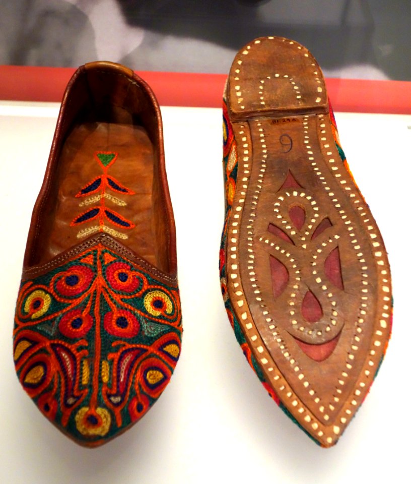 Indian juttis, late 20th century, Punjab - Bata Shoe Museum - DSC00432