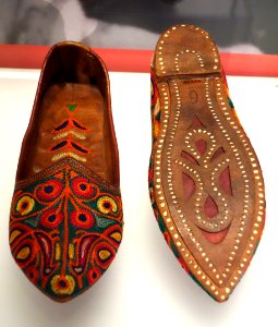 Indian juttis, late 20th century, Punjab - Bata Shoe Museum - DSC00432