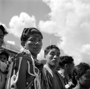 Indianen op het vliegveld Zanderij bij de aankomst van het koninklijk paar, Bestanddeelnr 252-4232
