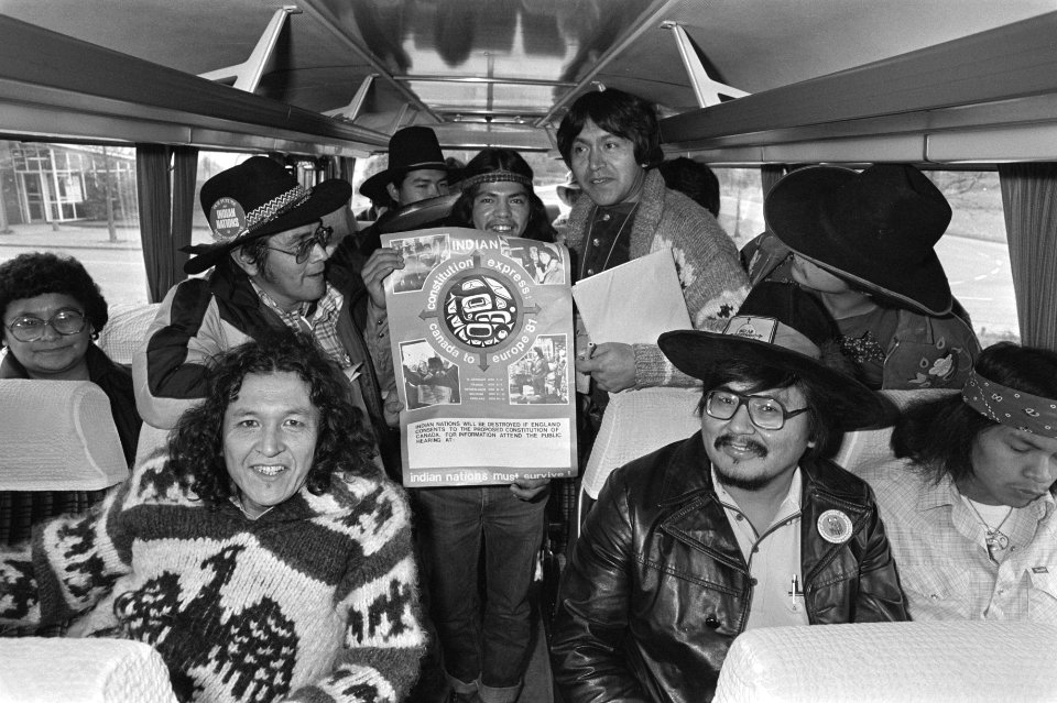 Indianen in de bus, Bestanddeelnr 931-7945
