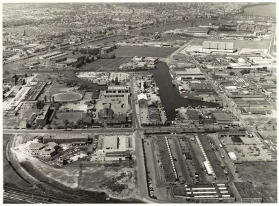 Industrieterrein Waarder -en Veerpolder. Op de voorgrond Damiate Holding en rechts de groenteveiling. NL-HlmNHA 54015618