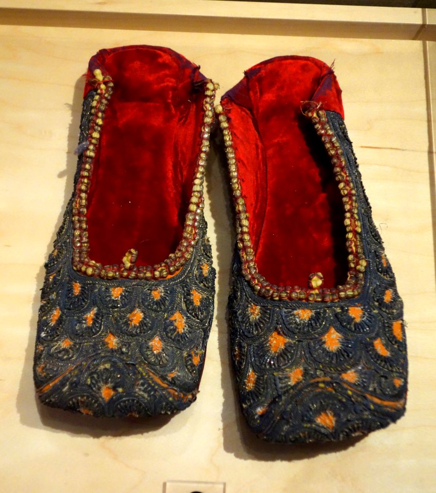 Indian mojari, 19th century, red velvet with gold embroidery and sequins - Bata Shoe Museum - DSC00132