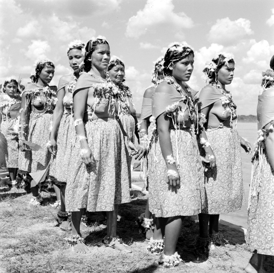 Indiaanse vrouwen in afwachting van de de ontmoeting met het koninklijk paar op , Bestanddeelnr 252-4186