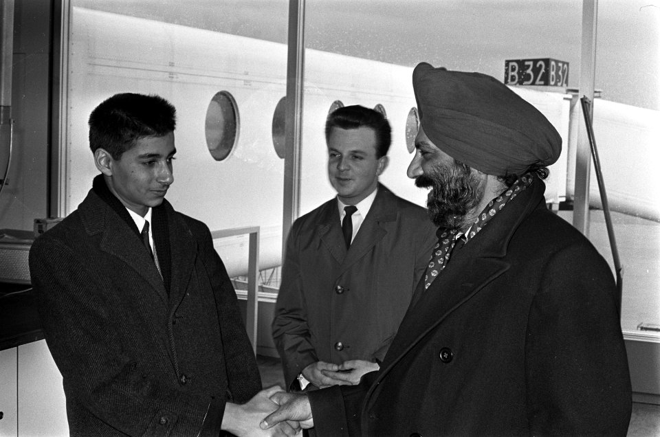 Indiase jongen terug naar India. Kamljit Singh laat ticket controleren op Schiph, Bestanddeelnr 921-1832