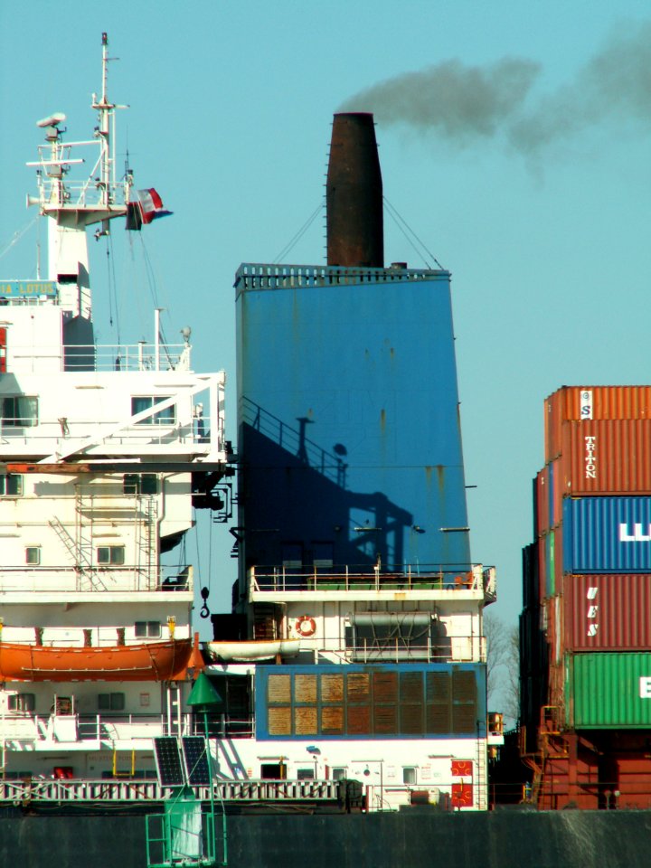 India Lotus p3, leaving Port of Rotterdam, Holland 08-Apr-2006