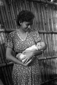 Indonesische vrouw houdt baby vast, Bestanddeelnr 6412