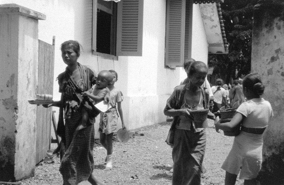 Indonesische vrouwen en kinderen met voedsel, Bestanddeelnr 5457