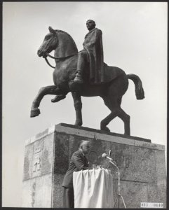 In Voorburg heeft de commissaris van de koningin in Zuid-Holland, mr. J. Klaases, Bestanddeelnr 093-0640 photo