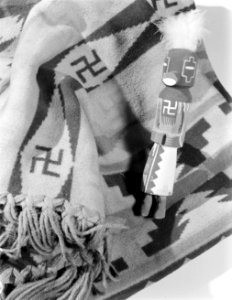 Indiaans poppetje met swastika's op deken met swastika's, Bestanddeelnr 190-0775