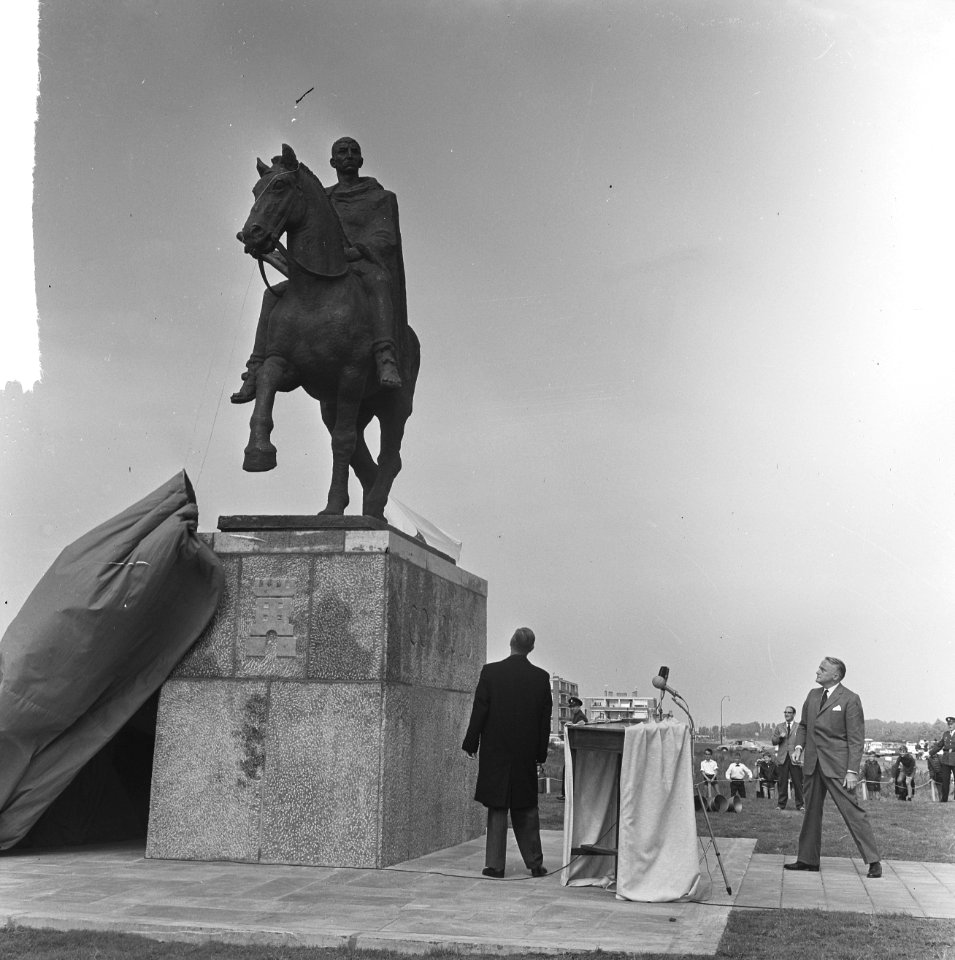In Voorburg heeft de commissaris van de koningin in Zuid-Holland, mr. J. Klaases, Bestanddeelnr 916-6368