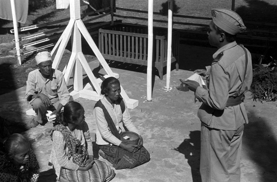 Indonesische vrouwen wachtenbij het gebouw van de Distributie onderdistr. Getasa, Bestanddeelnr 1020