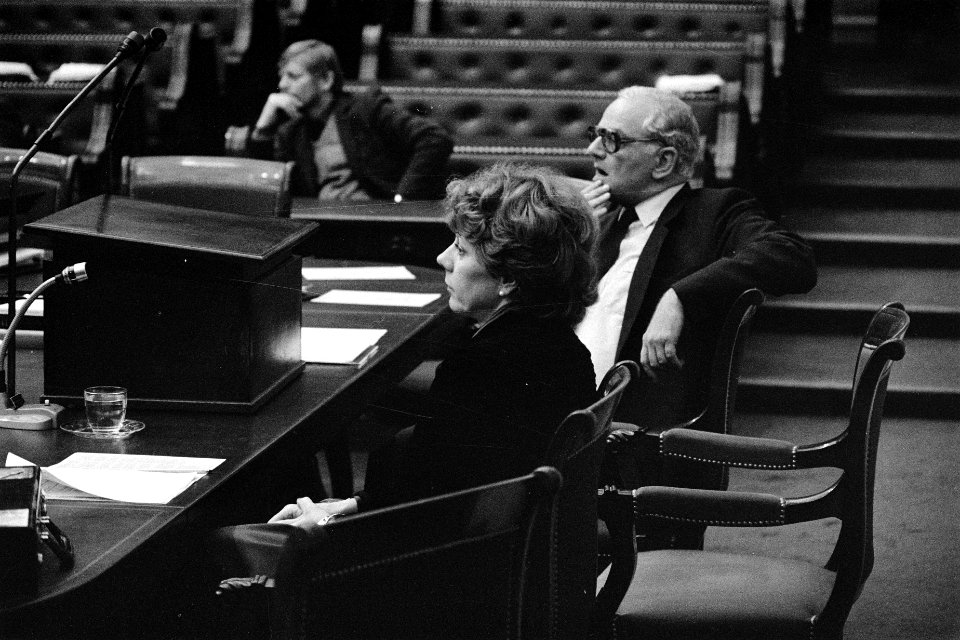 In Tweede Kamer heeft PvdA-er Kombrink vragen gesteld m.b.t. Postbank aan Van de, Bestanddeelnr 931-1604
