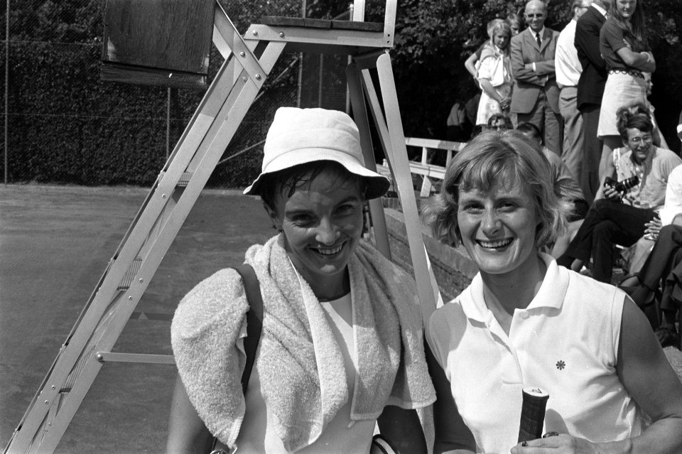 Internationale tennistoernooi in Hilversum ( t Melkhuisje Marijke Schaer (rechts, Bestanddeelnr 923-7149
