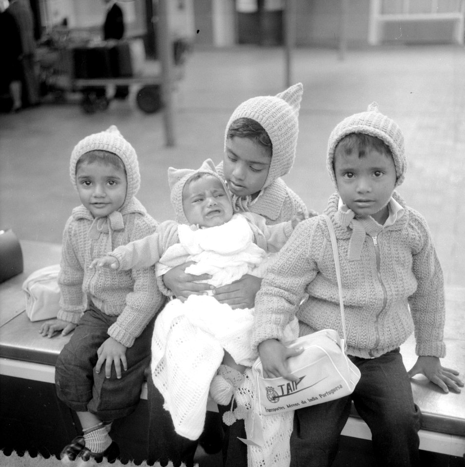 In winterkleding gestoken Indiase kinderen op doorreis Canada, Bestanddeelnr 916-8032
