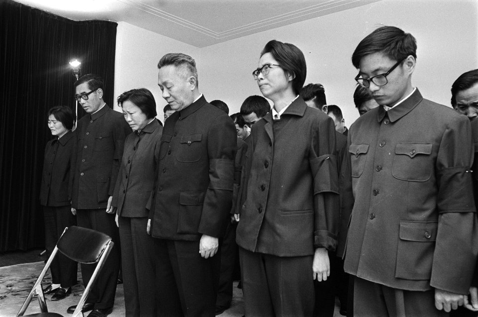 In verband met overlijden Mao, herdenking personeel Chinese ambassade, Bestanddeelnr 928-7734