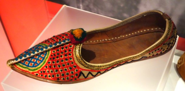 Indian jutti, 1940-1998 - Bata Shoe Museum - DSC00435