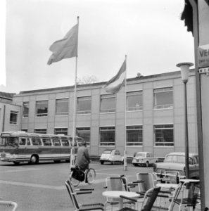In Zevenaar vlaggen uit op trouwdag Prinses Irene , het gemeentehuis, Bestanddeelnr 916-3627