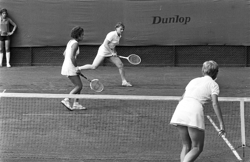 Internationale tenniskampioenschappen te Hilversum, E. Goolagong (links) en A. B, Bestanddeelnr 924-7758