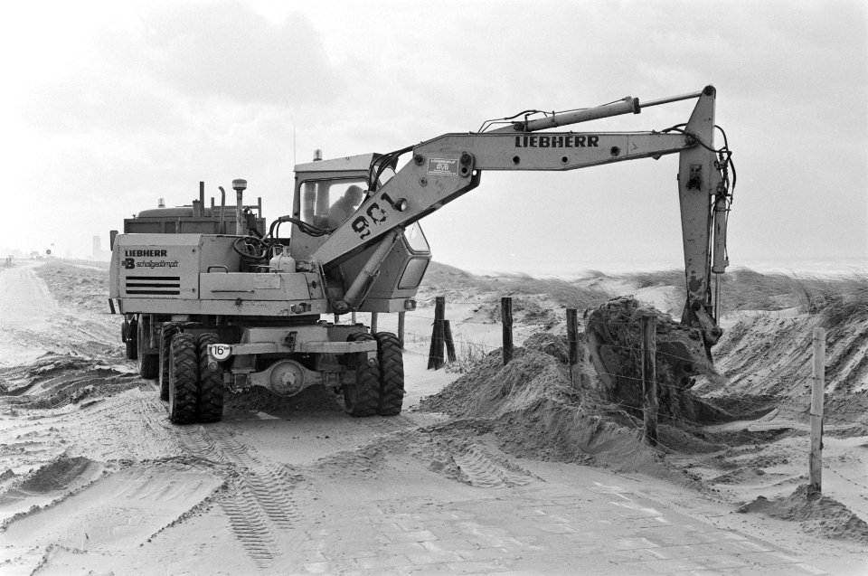 In Zandvoort is men bezig zandwallen op het strand op te werpen als extra besche, Bestanddeelnr 931-3141