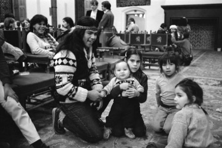 Indiaanse kinderen spelend in de Ridderzaal, Bestanddeelnr 931-7962