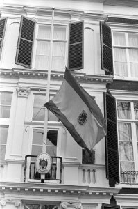 In verband met dood Franco vlag aan Spaanse Ambassade halfstok, Bestanddeelnr 928-2791