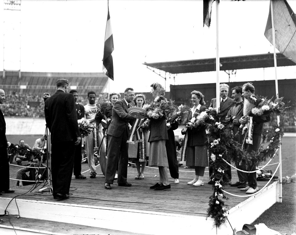 Internationale atletiekwedstrijd in het Olympisch Stadion. Huldiging Fanny Blank, Bestanddeelnr 902-9143