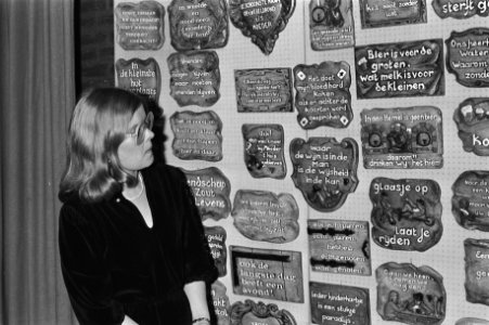 Internationale souveniersbeurs in Utrecht, verschillende tegeltjes en bordjes me, Bestanddeelnr 931-2425