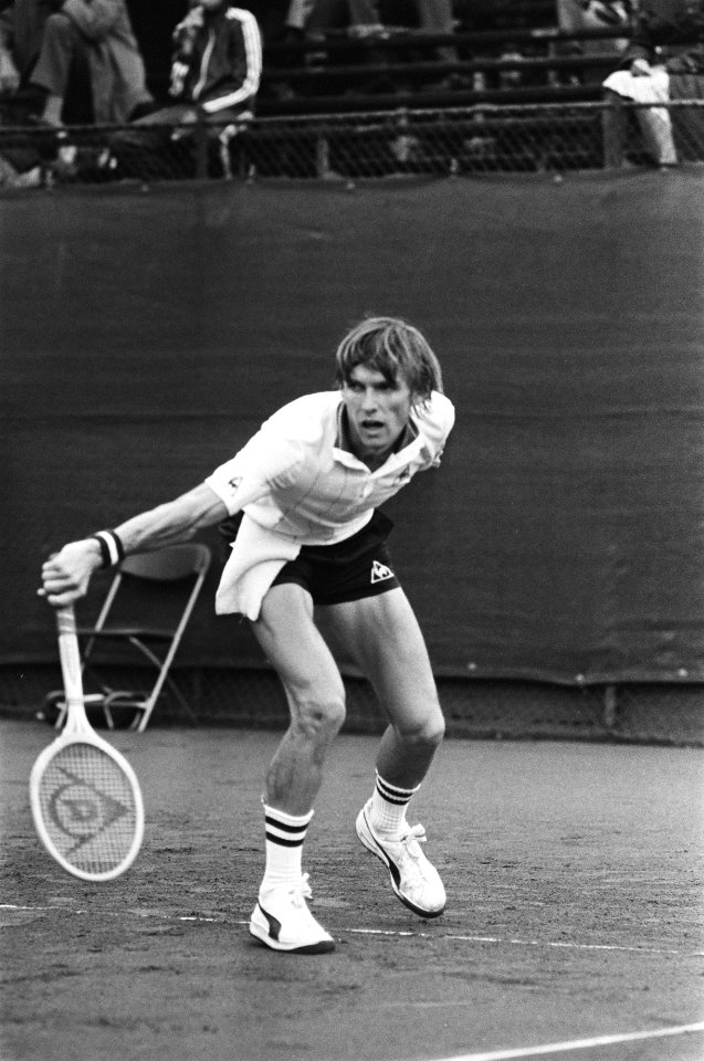Internationale tenniskampioenschappen Melkhuisje Loek Sanders in actie, Bestanddeelnr 931-5956