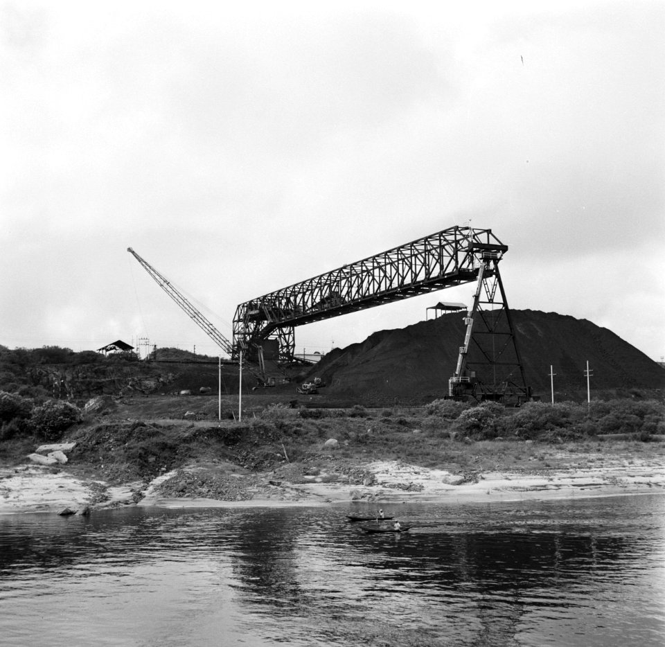 Industrieel complex, waarschijnlijk de Orinoco Mining Company (ijzererts) in Ven, Bestanddeelnr 252-5299