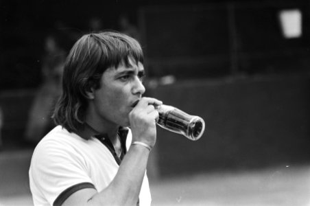 Internationale tenniskampioenschappen Melkhuisje, Prajoux drinkt uit flesje, Bestanddeelnr 928-6933