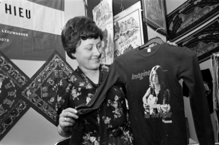 Internationale souveniersbeurs in Utrecht, op de beurs o dit John Lennon t-shir, Bestanddeelnr 931-2423