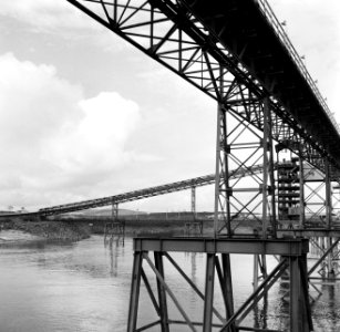 Industrieel complex, waarschijnlijk de Orinoco Mining Company (ijzererts) in Ven, Bestanddeelnr 252-5301