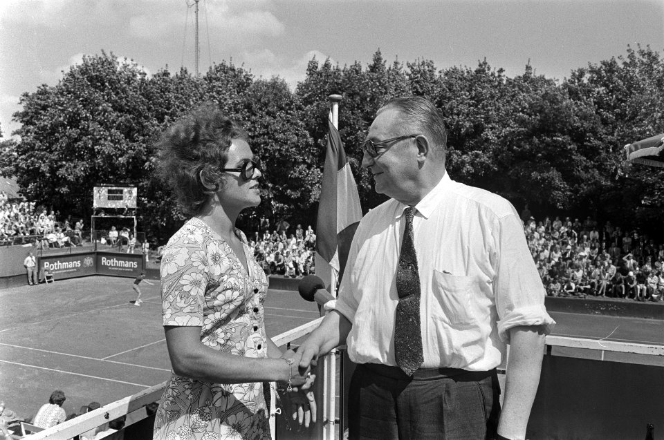 Internationale tenniskampioenschappen te Hilversum, Jan Mulder feliciteert E Go, Bestanddeelnr 924-7788