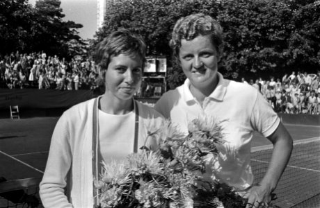 Internationale tenniskampioenschappen te Hilversum, C. Sandberg, (links) en Bett, Bestanddeelnr 924-7784