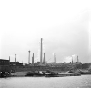 Industrieterrein met rokende schoorstenen aan de Rijn, Bestanddeelnr 254-1004