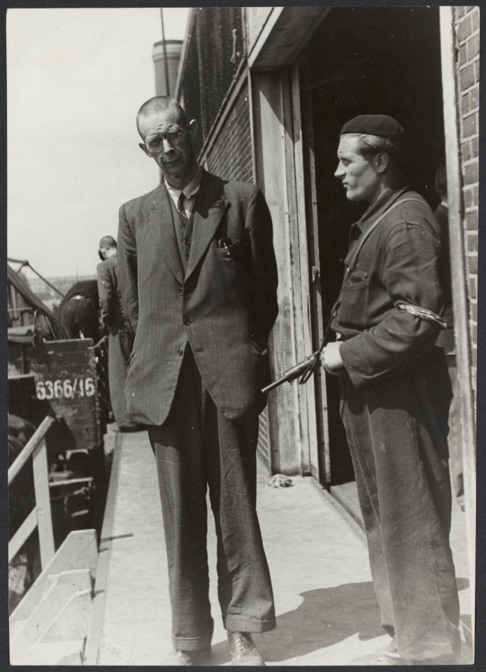 Interneringskamp Levantkade te Amsterdam. Professor Van Dam bij de loodsen, Bestanddeelnr 31017 074