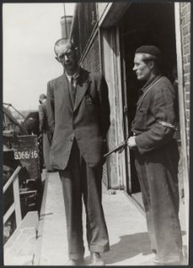 Interneringskamp Levantkade te Amsterdam. Professor Van Dam bij de loodsen, Bestanddeelnr 31017 074