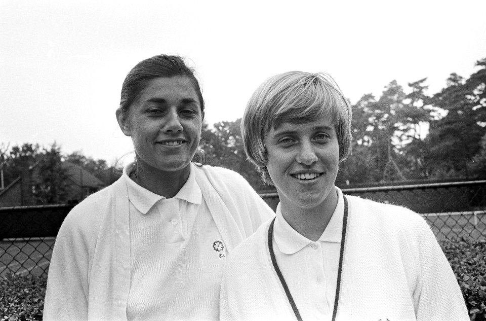 Internationale tenniskampioenschappen te Hilversum, Astrid Suurbeek (rechts) ver, Bestanddeelnr 919-3723