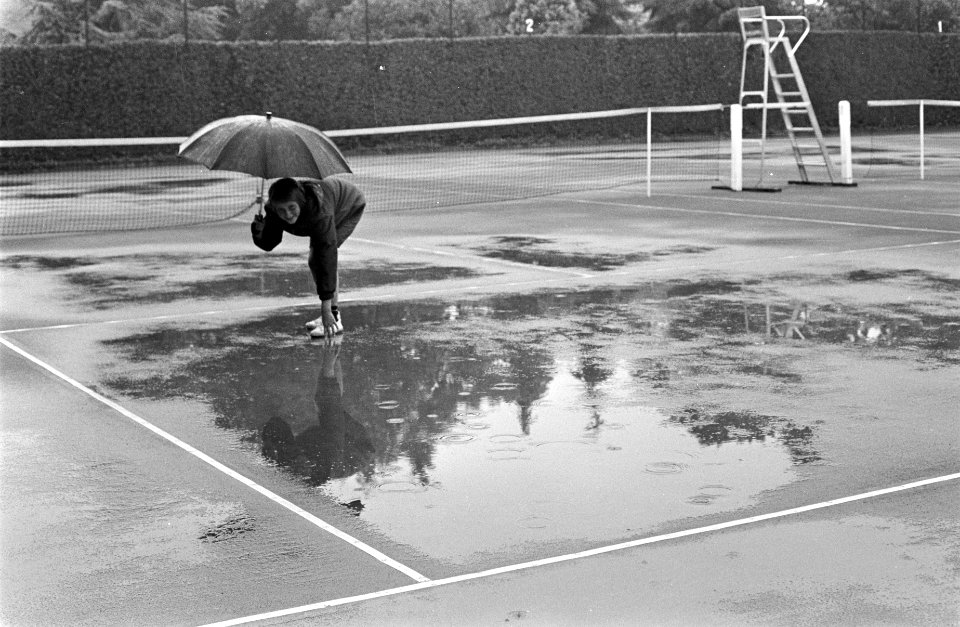 Internationale Tenniswedstrijden te Hilversum afgelast. De baan vol met water, Bestanddeelnr 921-5274