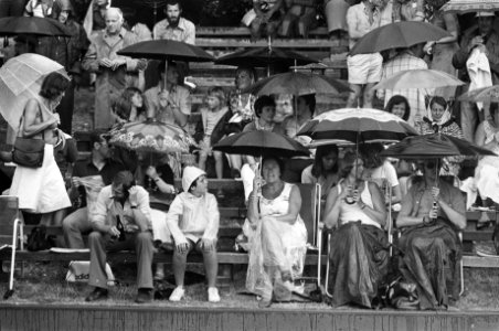 Internationale tenniskampioenschappen Melkhuisje, publiek tijdens een donderbui, Bestanddeelnr 928-6958