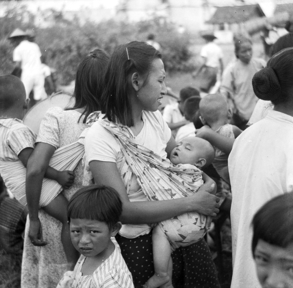 Indonesische vrouw met baby in slendang, Bestanddeelnr 12898