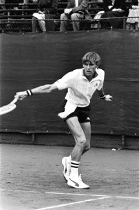 Internationale tenniskampioenschappen Melkhuisje Loek Sanders in actie, Bestanddeelnr 931-5958