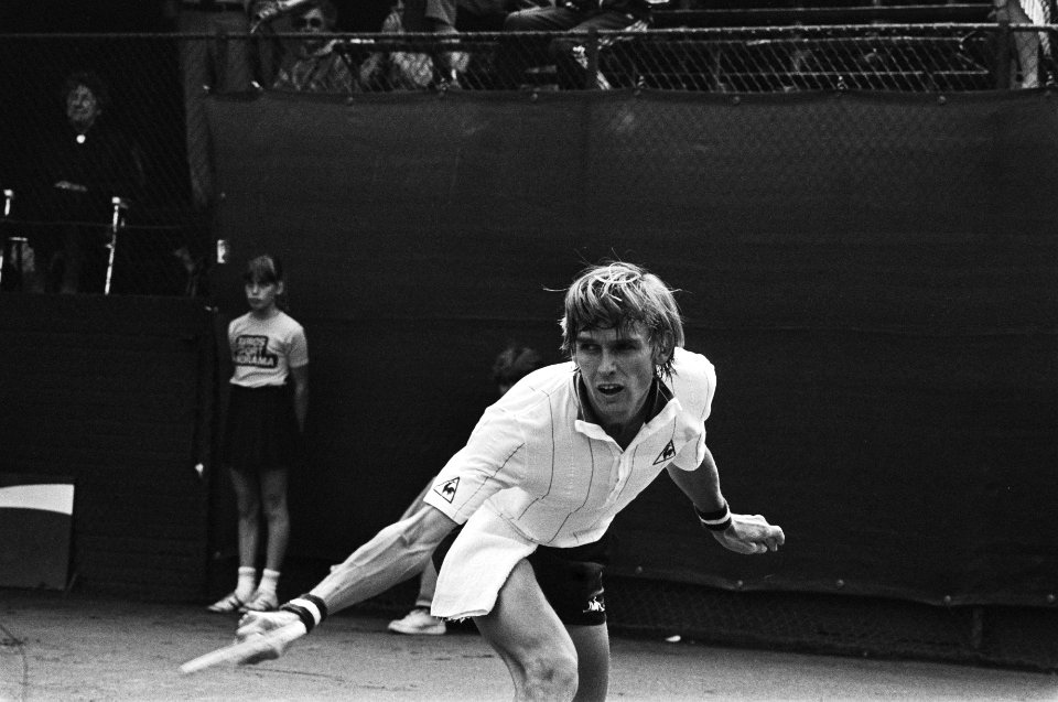 Internationale tenniskampioenschappen Melkhuisje Loek Sanders in actie, Bestanddeelnr 931-5957