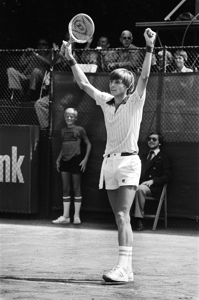 Internationale tennistoernooi Melkhuisje in Hilversum Loek Sanders juicht na zi, Bestanddeelnr 929-2646